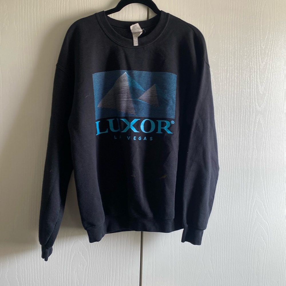 Medium long sleeve sweatshirt of the Luxor in Vegas.
